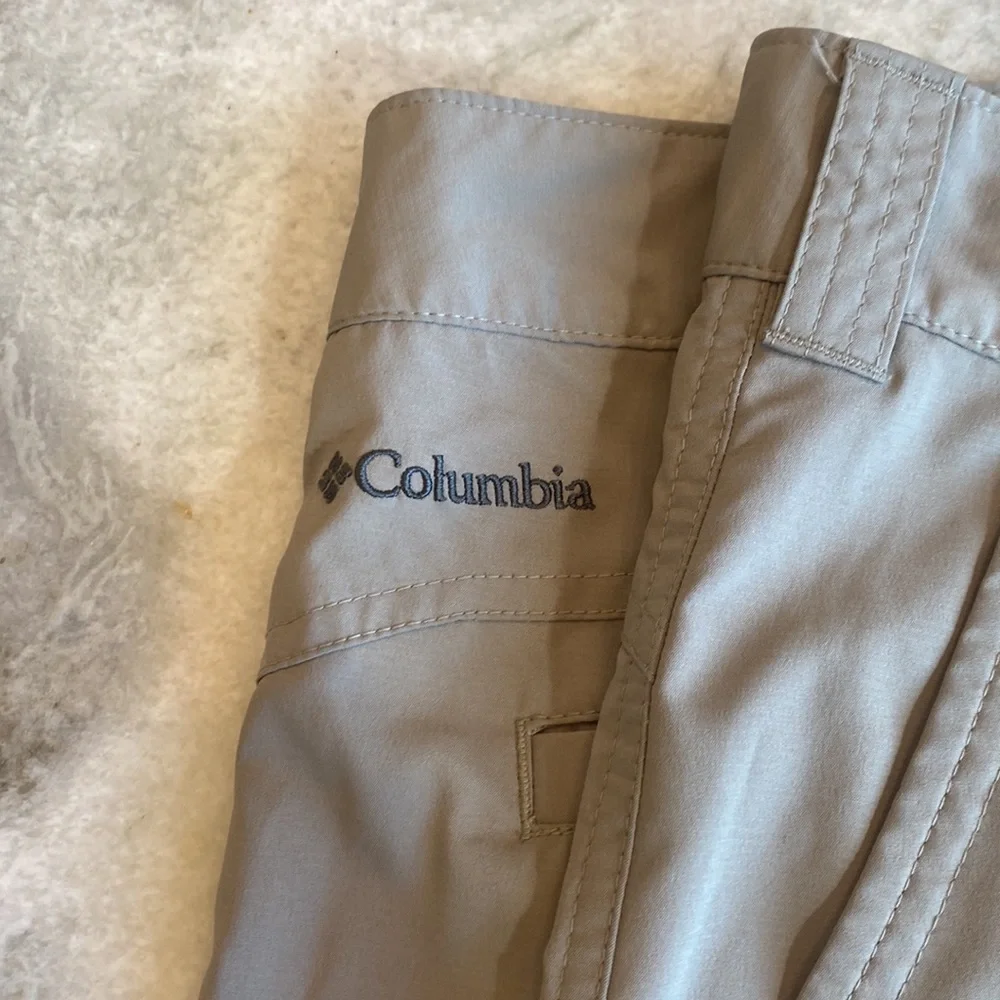 COLUMBIA OMNI SHADE light weight khaki’s